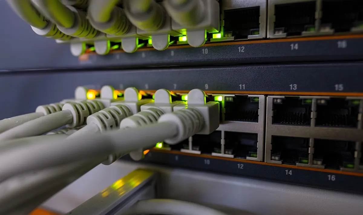 Spine-Leaf vs. Three-Tier: Data Center Networking Architecture Explained